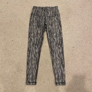Kirkland signature black and white patterned leggings